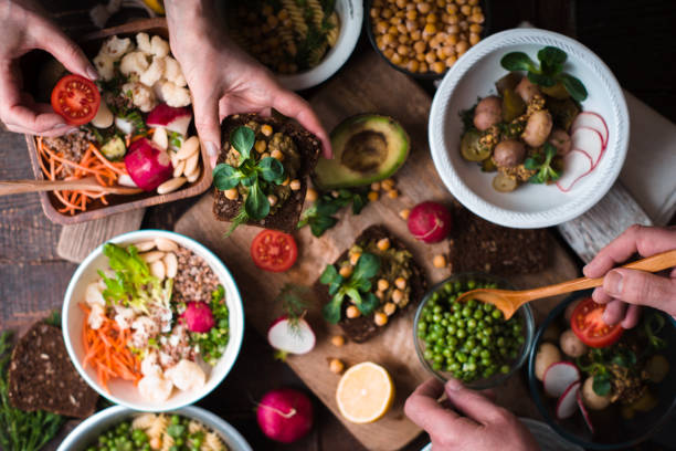 comer salada diferente e aperitivo na vista superior de mesa de madeira - fruta com grão - fotografias e filmes do acervo