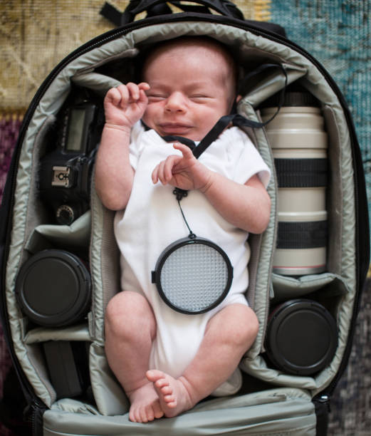 bebê com equipamento de fotografia na mochila protetora - baby goods flash - fotografias e filmes do acervo