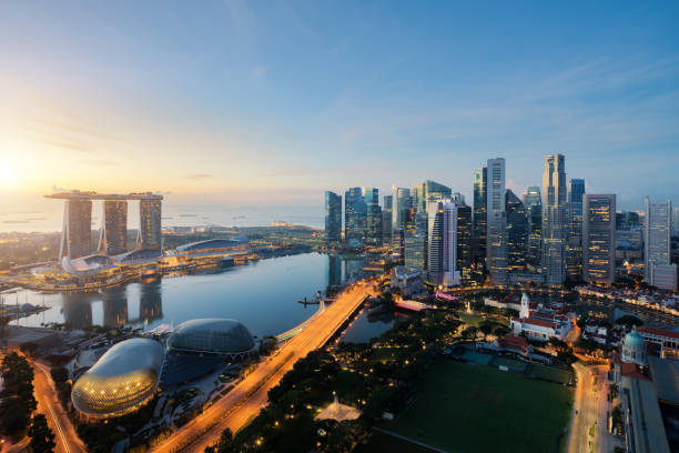 singapore - 27 febbraio 2017 : veduta aerea del quartiere degli affari e della città di singapore al crepuscolo a singapore, in asia. - ferris wheel immagine foto e immagini stock