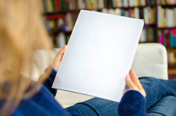 olhando para um catálogo de branco em branco, com espaço de cópia - brochure blank paper book cover - fotografias e filmes do acervo