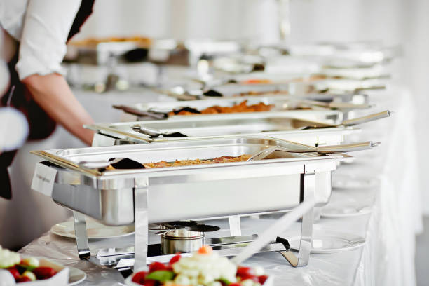 nahrungsmitteltabelle hochzeit event catering - catering stock-fotos und bilder