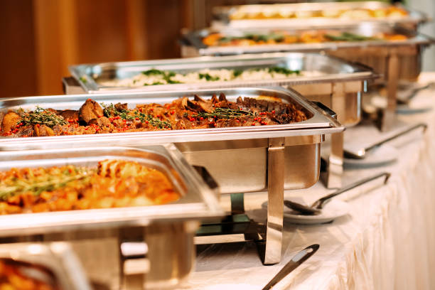 mesa de eventos de bodas de alimentos de catering - buffet fotografías e imágenes de stock