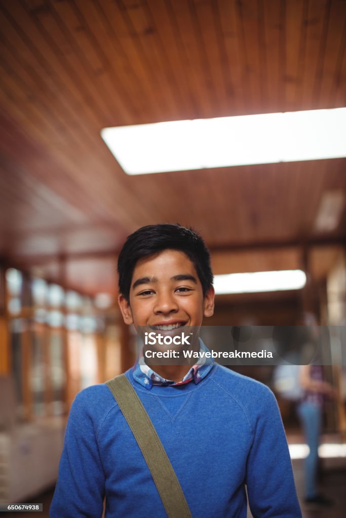 Retrato de sonriente colegial en corredor - Foto de stock de 14-15 años libre de derechos