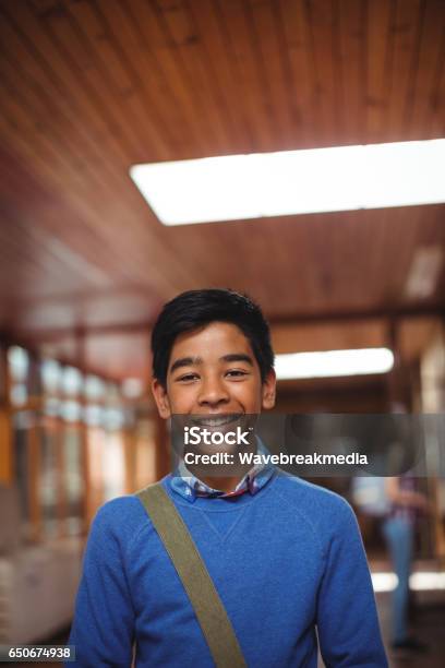 Foto de Retrato De Sorridente Menino De Pé No Corredor e mais fotos de stock de 14-15 Anos - 14-15 Anos, Adolescente, Adolescência