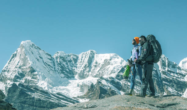 people on spring hike in himalaya mountains - weather time travel locations nature imagens e fotografias de stock