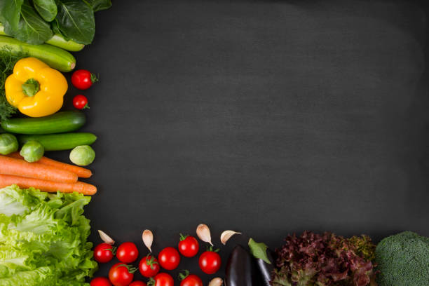 黒板メニューでの新鮮野菜 - ingredient broccoli cherry tomato carrot ストックフォトと画像