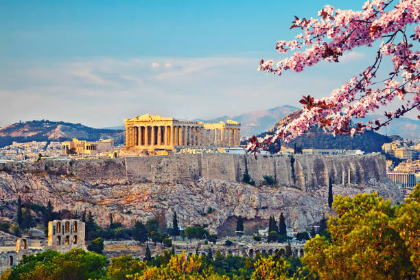 acropolis in athene op voorjaar - athens stockfoto's en -beelden