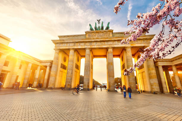 puerta de brandenburgo en primavera - berlin germany brandenburg gate germany monument fotografías e imágenes de stock