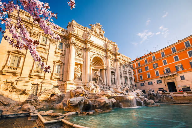 fountain di trevi na wiosnę - trevi fountain rome fountain monument zdjęcia i obrazy z banku zdjęć