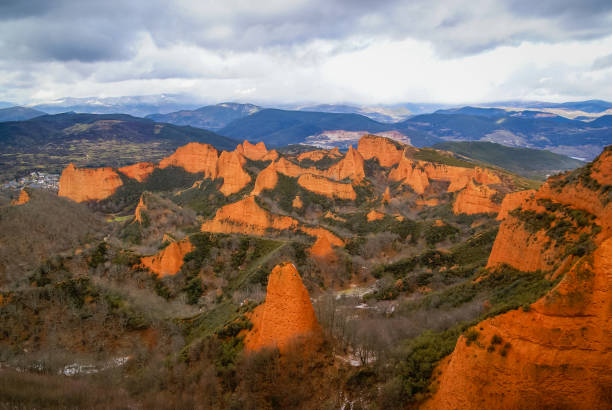 Landscape with beutiful and unique red rock formations at Las Medulas, Spain Landscape with beutiful and unique red rock formations at Las Medulas in Spain beautiful landscape in las medulas leon spain stock pictures, royalty-free photos & images