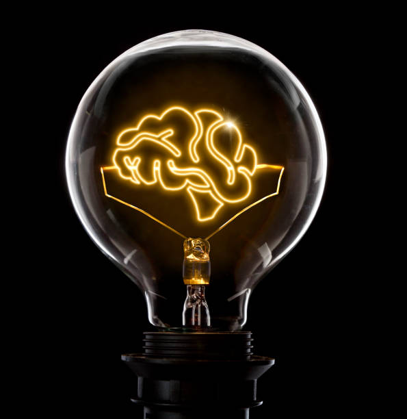 lâmpada com um fio brilhante em forma de um cérebro (série) - inventor - fotografias e filmes do acervo