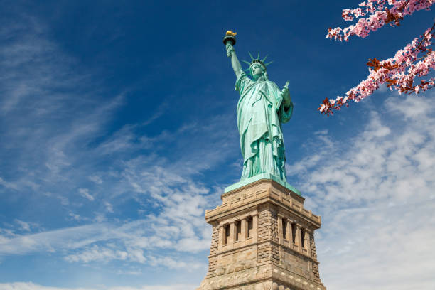 statue de la liberté  - statue of liberty old fashioned new york city independence photos et images de collection