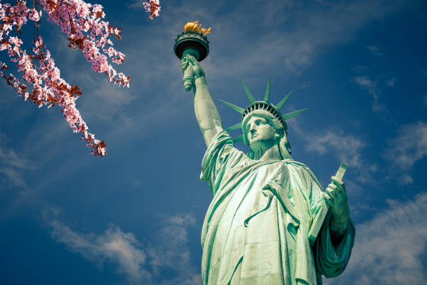 statue de la liberté  - statue of liberty old fashioned new york city independence photos et images de collection