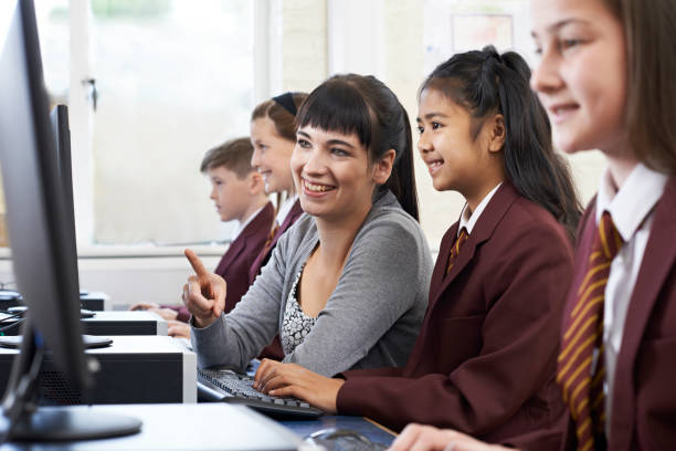 uczniowie w klasie komputerowej z nauczycielem - teacher computer high school student classroom zdjęcia i obrazy z banku zdjęć