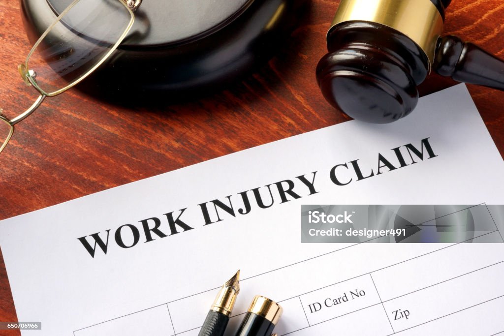 Arbeiten Sie Verletzungen-Antragsformular auf einem Tisch. - Lizenzfrei Verletzung Stock-Foto