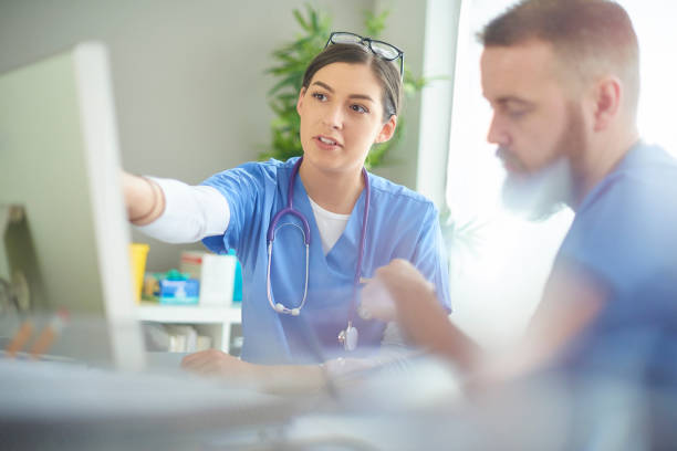 노트에 대해 젊은 의료 전문가 - trainee computer medical student student 뉴스 사진 이미지