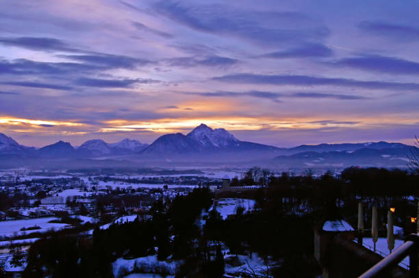 vista de zalzburg e os alpes de kapuzinerberg - kapuzinerberg - fotografias e filmes do acervo