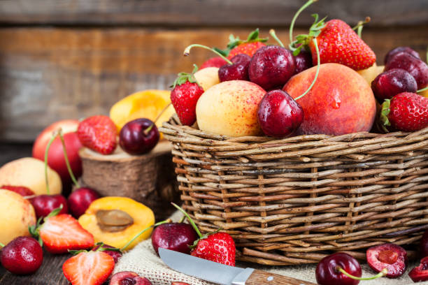 maduros frescos e frutas vermelhas de verão - breakfast close up vegetarian food nature - fotografias e filmes do acervo