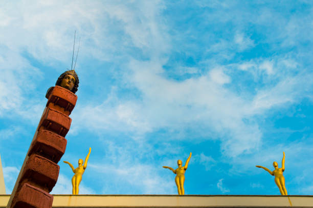 figueres - 23 october: dali museum entrance sculpture on october 23, 2013. dali theatre and museum, is a museum of the artist salvador dali in his home town of figueres (catalonia, spain). - museum monument silhouette tree imagens e fotografias de stock