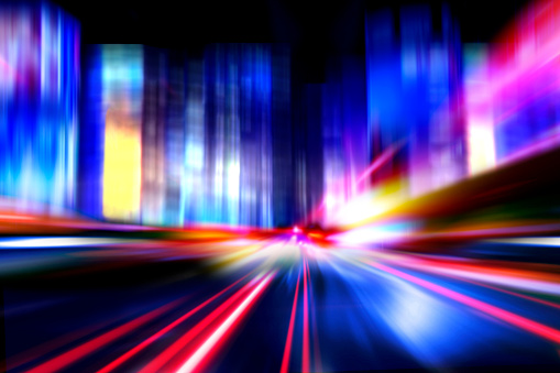 velocidad coches de movimiento en la calle de la ciudad de noche photo