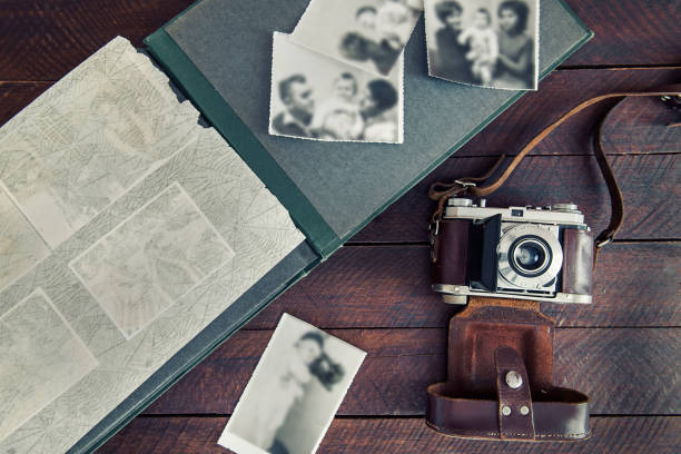 vintage-kamera auf einem hölzernen hintergrund - picture book book old leather stock-fotos und bilder