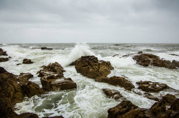 splashing wave and rock - splaching imagens e fotografias de stock