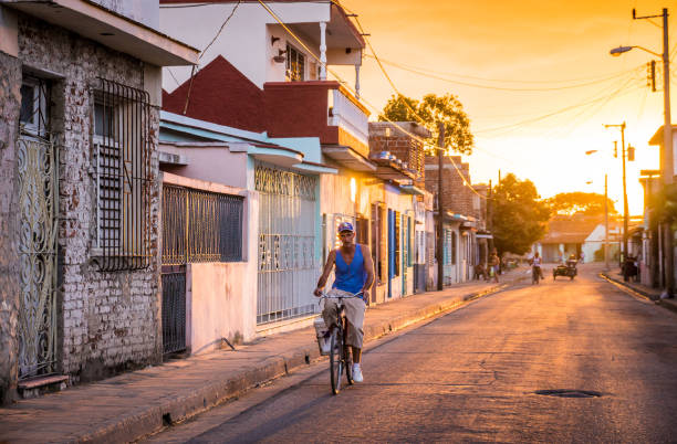 мужчина на велосипеде на кубинской улице - ministry of the interior стоковые фото и изображения