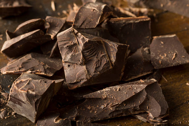 organiczne pół słodkie kawałki ciemnej czekolady - chocolate chocolate shaving ingredient food zdjęcia i obrazy z banku zdjęć