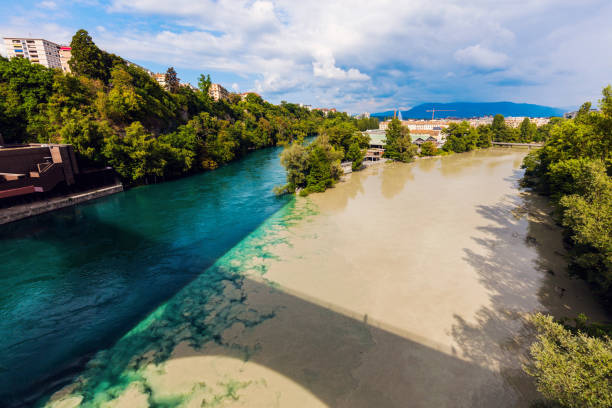 confluencia de los ríos ródano y arve en ginebra - rhone bridge fotografías e imágenes de stock