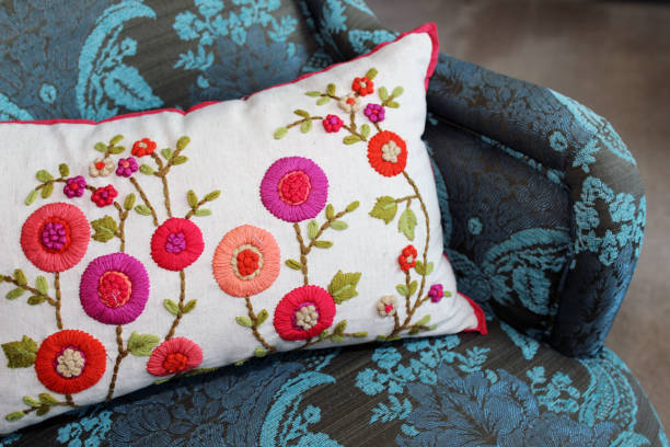 カラフルな枕とヴィンテージの椅子 - pillow cushion embroidery homewares ストックフォトと画像
