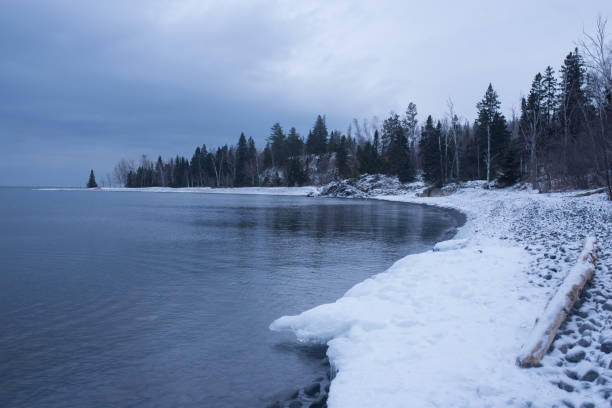 lake superior oever met sneeuw - split rock lighthouse state park stockfoto's en -beelden