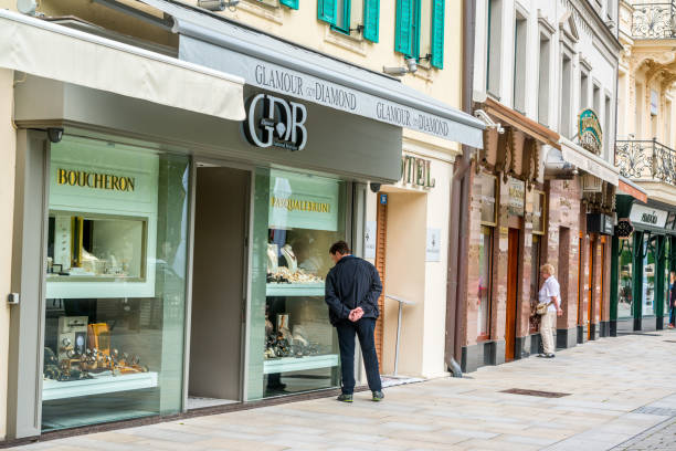 shopping in vetrina a karlovy vary, repubblica ceca - chopard foto e immagini stock