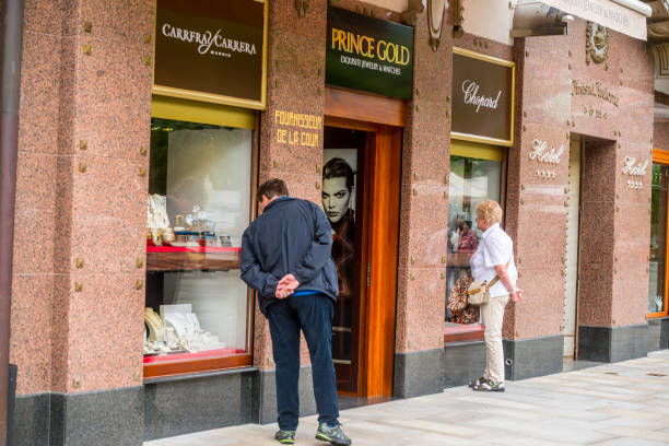 shopping in vetrina a karlovy vary, repubblica ceca - chopard foto e immagini stock