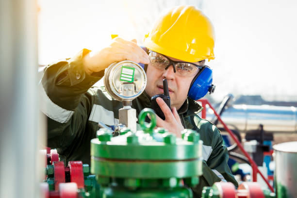 ingeniero de petróleo dentro de la industria de los combustibles - chemical worker fotografías e imágenes de stock