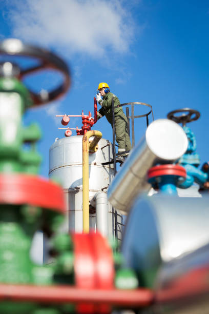 ingeniero de petróleo dentro de la industria de los combustibles - chemical worker fotografías e imágenes de stock