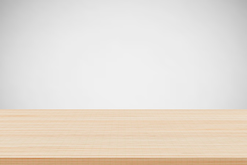 Vacío marrón madera mesa sobre fondo gris. Utilizado para la colocación de productos o montaje. photo