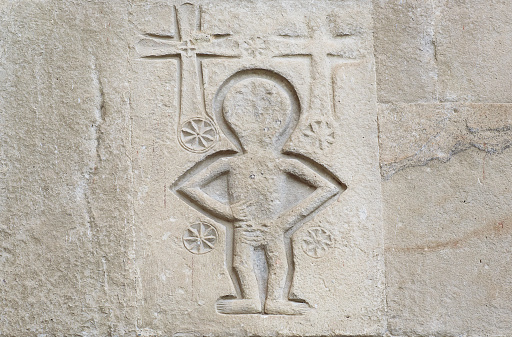 Relieve con cruces cristianas y extranjero como persona en la pared de la iglesia de Samtavro de 4to siglo en Mtskheta, Georgia. photo
