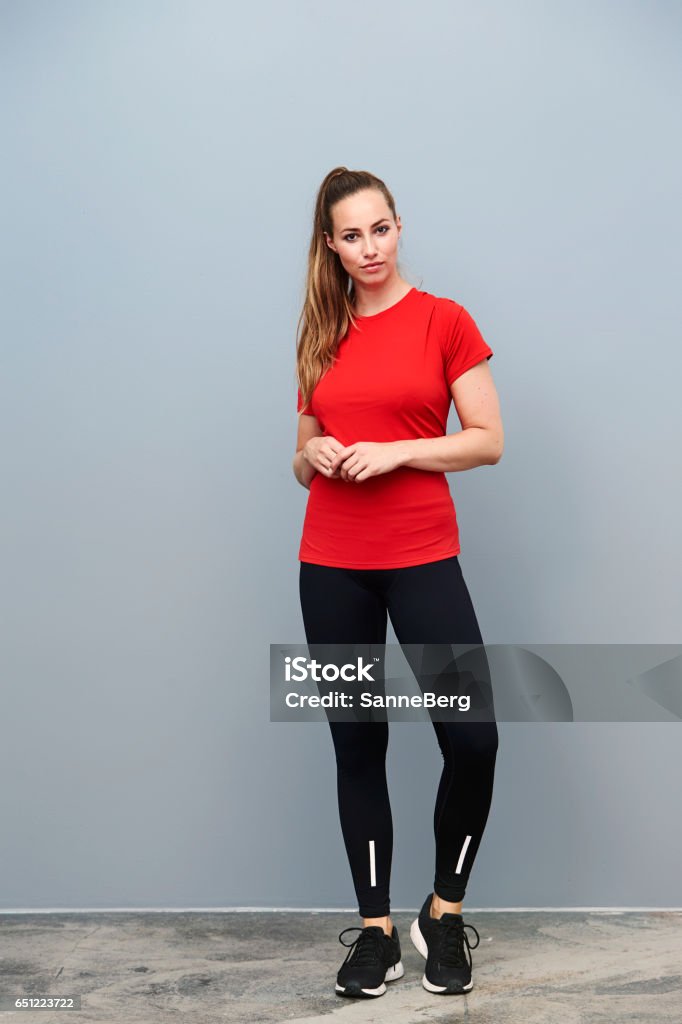 Belleza en ropa deportiva - Foto de stock de Encuadre de cuerpo entero libre de derechos