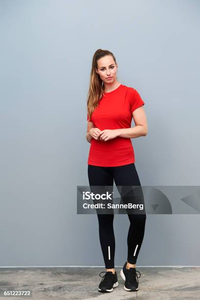 Belleza En Ropa Deportiva Foto de stock y más banco de imágenes de Encuadre de cuerpo entero - Encuadre de cuerpo entero, Mallas, Una sola mujer