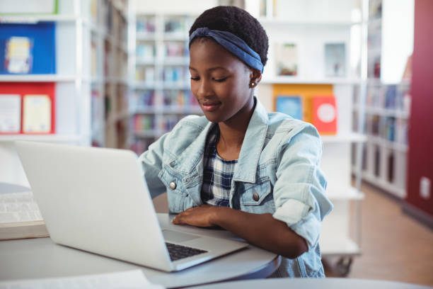 uczennica za pomocą laptopa w bibliotece - law library school education zdjęcia i obrazy z banku zdjęć