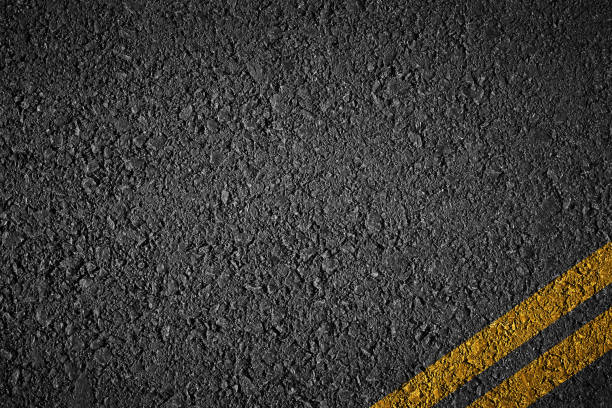 textura de asfalto con strpies - single line yellow road asphalt fotografías e imágenes de stock