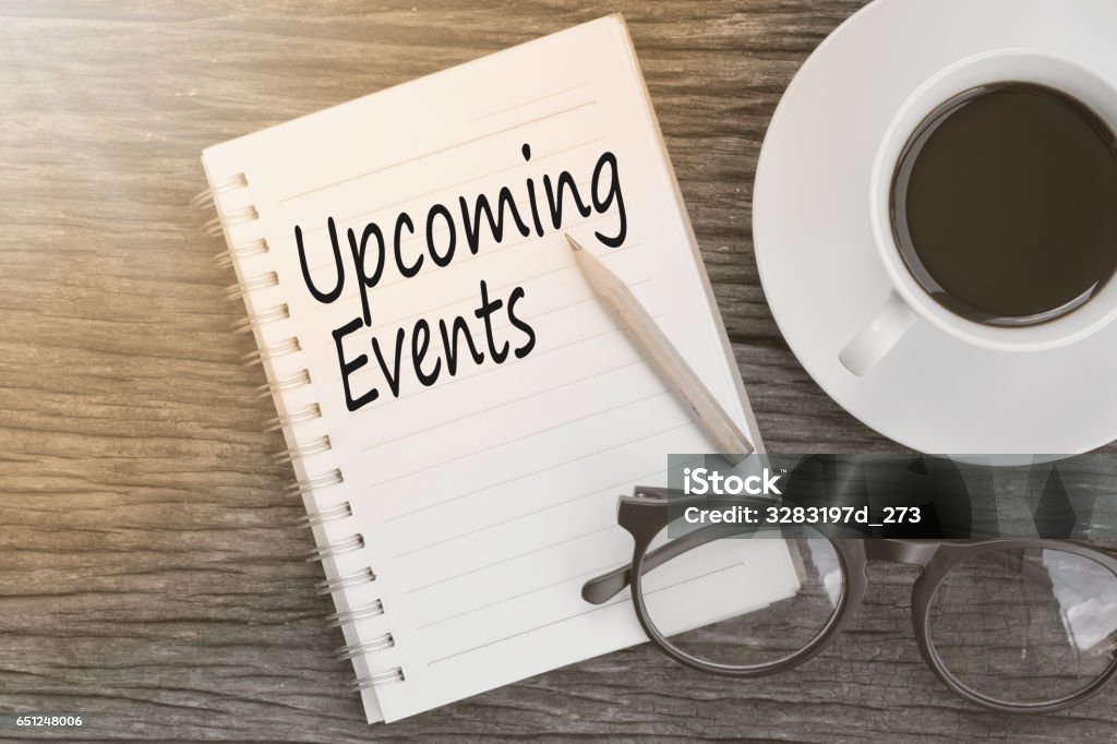Messaggio Concept Upcoming Events su notebook con bicchieri, matita e tazza di caffè su tavolo in legno. - Foto stock royalty-free di Evento