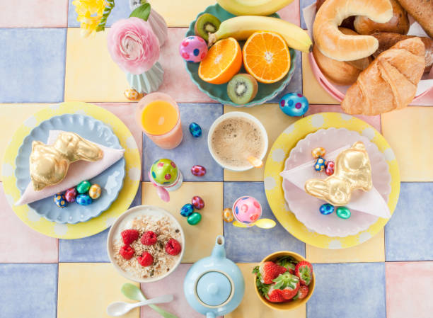 tisch gedeckt fuer das oster fruehstueck - breakfast easter yellow easter egg stock-fotos und bilder