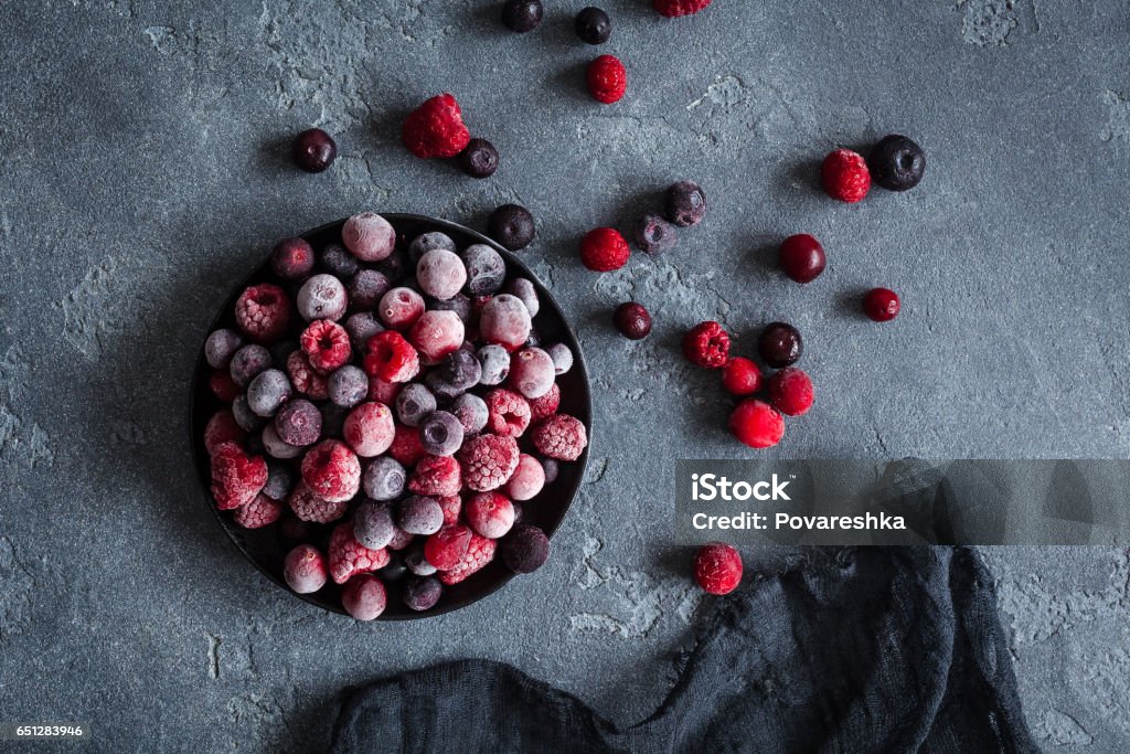 Helado frambuesa, arándano, arándano rojo sobre fondo oscuro - Foto de stock de Fruta libre de derechos