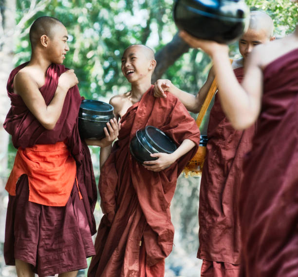 mnisi idąc na lunch w klasztorze kalaywa tawya w rangunie. 23 lutego 2014 - yangon, myanmar - kalaywa tawya monastery zdjęcia i obrazy z banku zdjęć