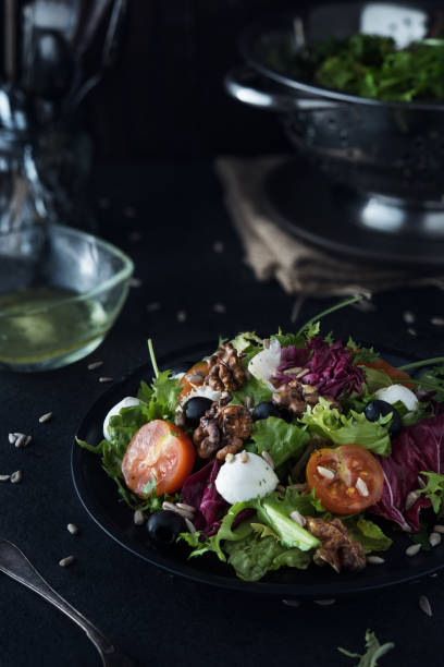 dieta saludable ensalada mediterránea - mediterranean cuisine salad olive oil tomato salad fotografías e imágenes de stock