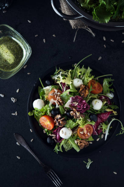 dieta saludable ensalada mediterránea - mediterranean cuisine salad olive oil tomato salad fotografías e imágenes de stock