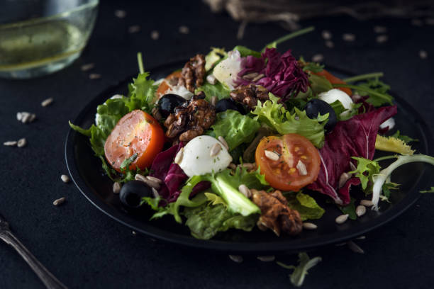 dieta y ensalada mediterránea saludable - mediterranean cuisine salad olive oil tomato salad fotografías e imágenes de stock