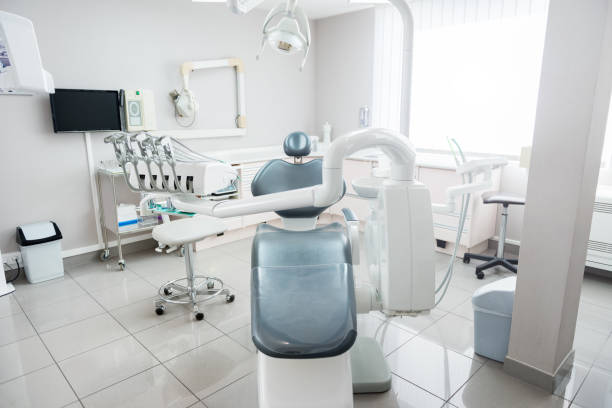 экзаменационный зал в современной клинике - dentist office dentists chair chair nobody стоковые фото и изображения