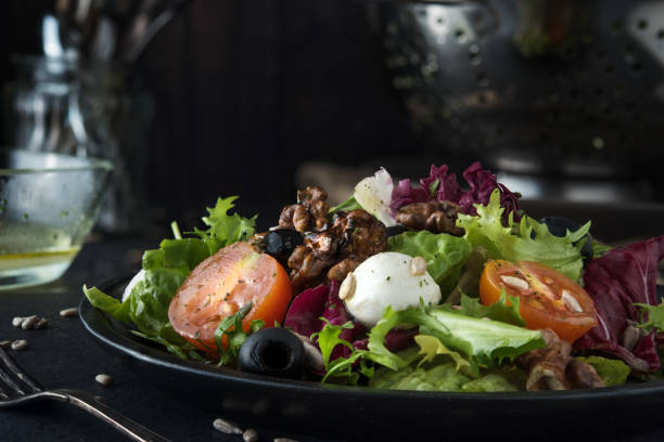 dieta i zdrowa sałatka śródziemnomorska - mediterranean cuisine salad olive oil tomato salad zdjęcia i obrazy z banku zdjęć
